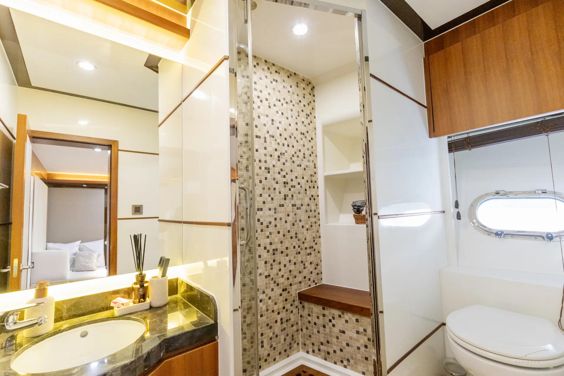 Fuego 96 en-suite bathroom with mosaic tile shower