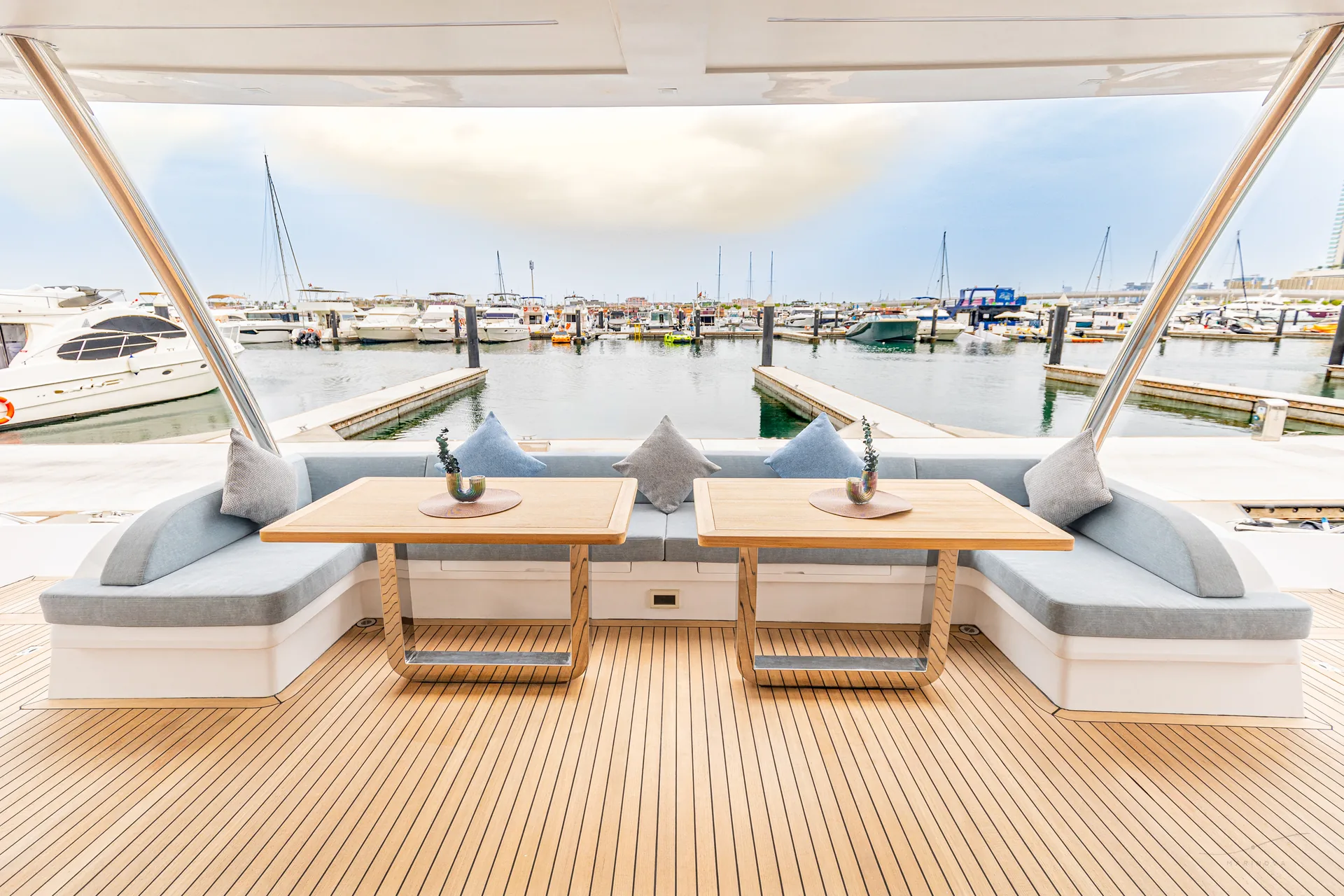 Isla 60 aft deck with U-lounge and dining