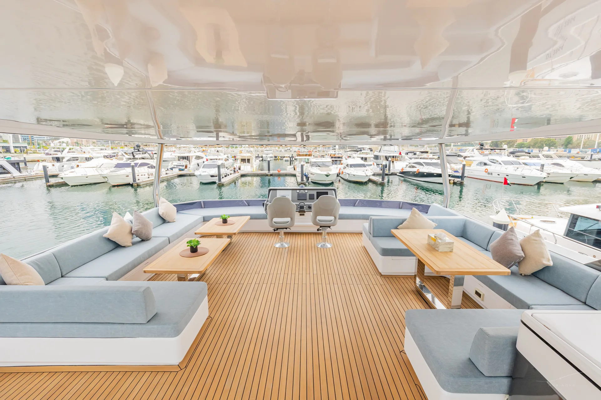 Isla 60 flybridge with twin lounges and dining