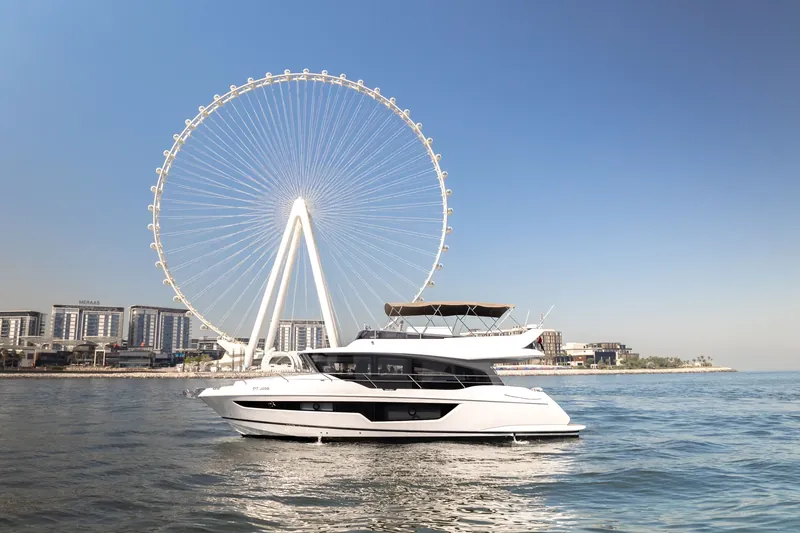 Marinova Bianco 56，56 英尺游艇，可容纳 20 人，从迪拜 Dubai Harbour 出发。