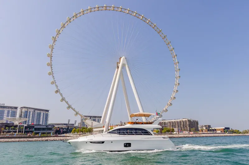 Marinova Classic 52，52 英尺游艇，可容纳 15 人，从迪拜 Dubai Harbour 出发。