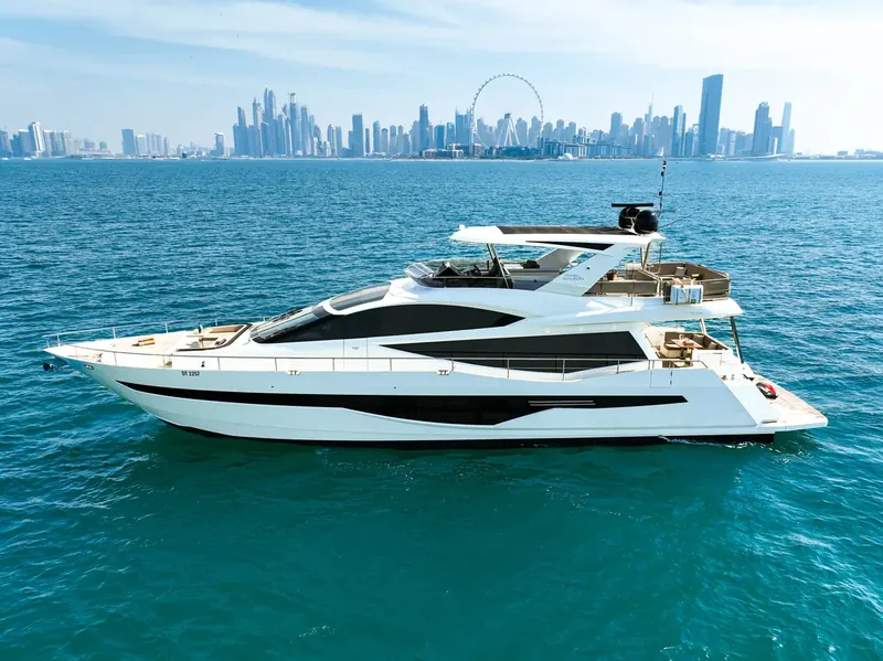 Marinova Crystal 78，78 英尺游艇，可容纳 15 人，从迪拜 Dubai Harbour 出发。