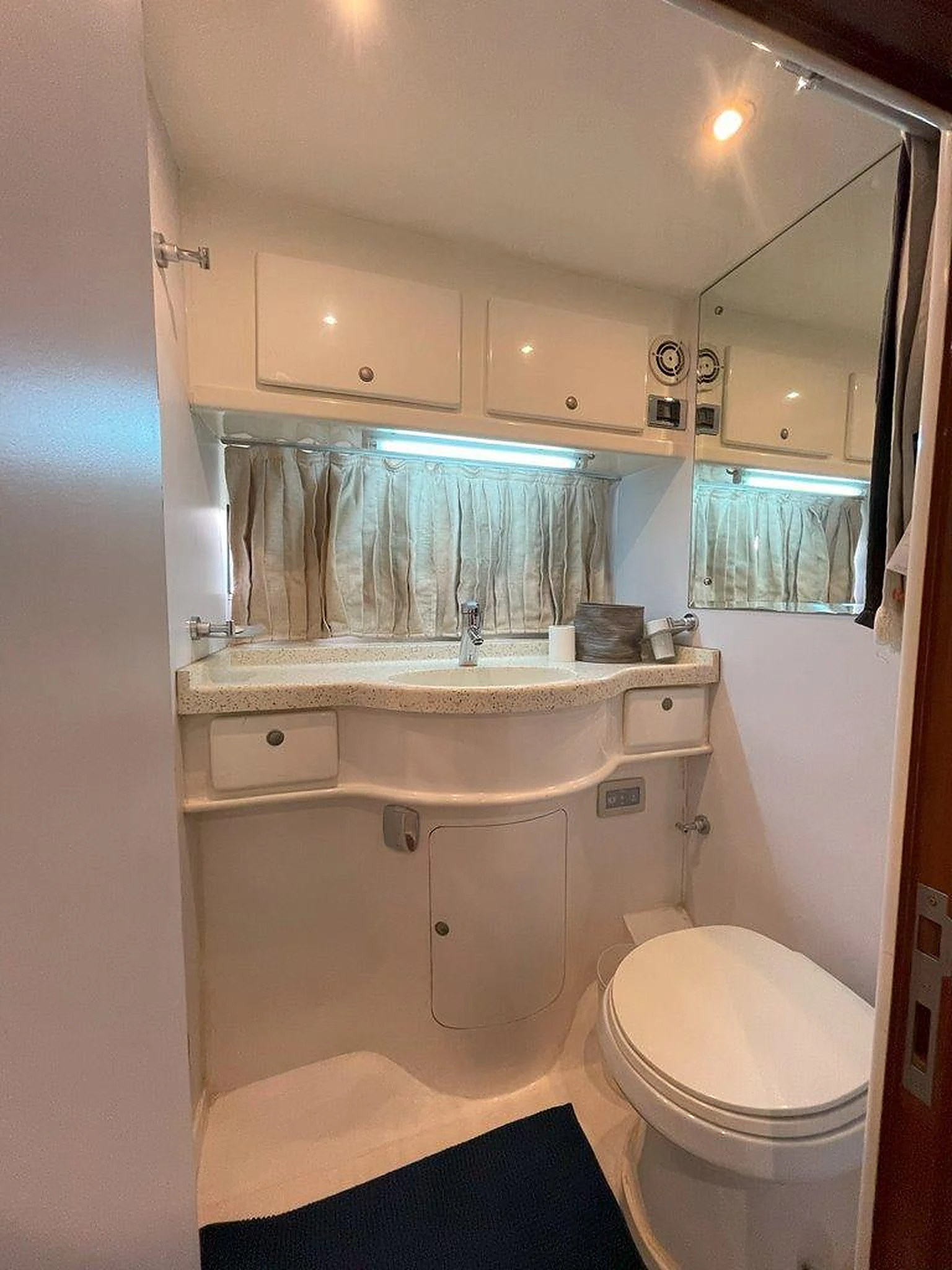 68 feet yacht rental Dubai master bathroom aboard Eternity