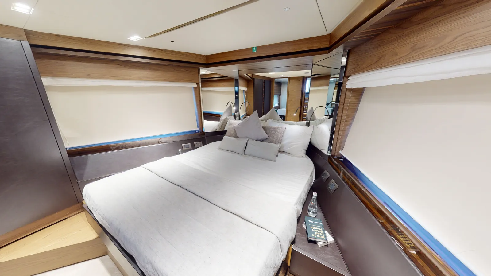 Ferretti 67 VIP cabin