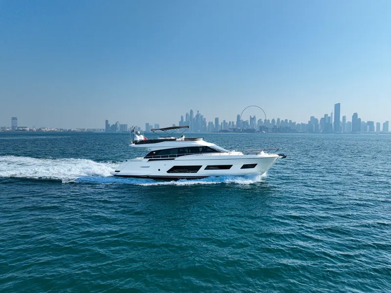 Marinova Ferretti 67，67 英尺游艇，可容纳 15 人，从迪拜 Dubai Harbour 出发。