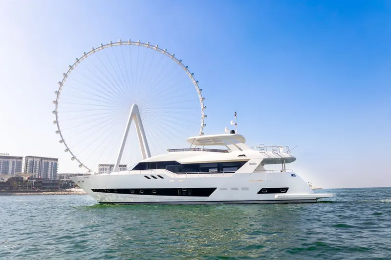 Marinova Fuego 96，96 英尺游艇，可容纳 60 人，从迪拜 Dubai Harbour 出发。