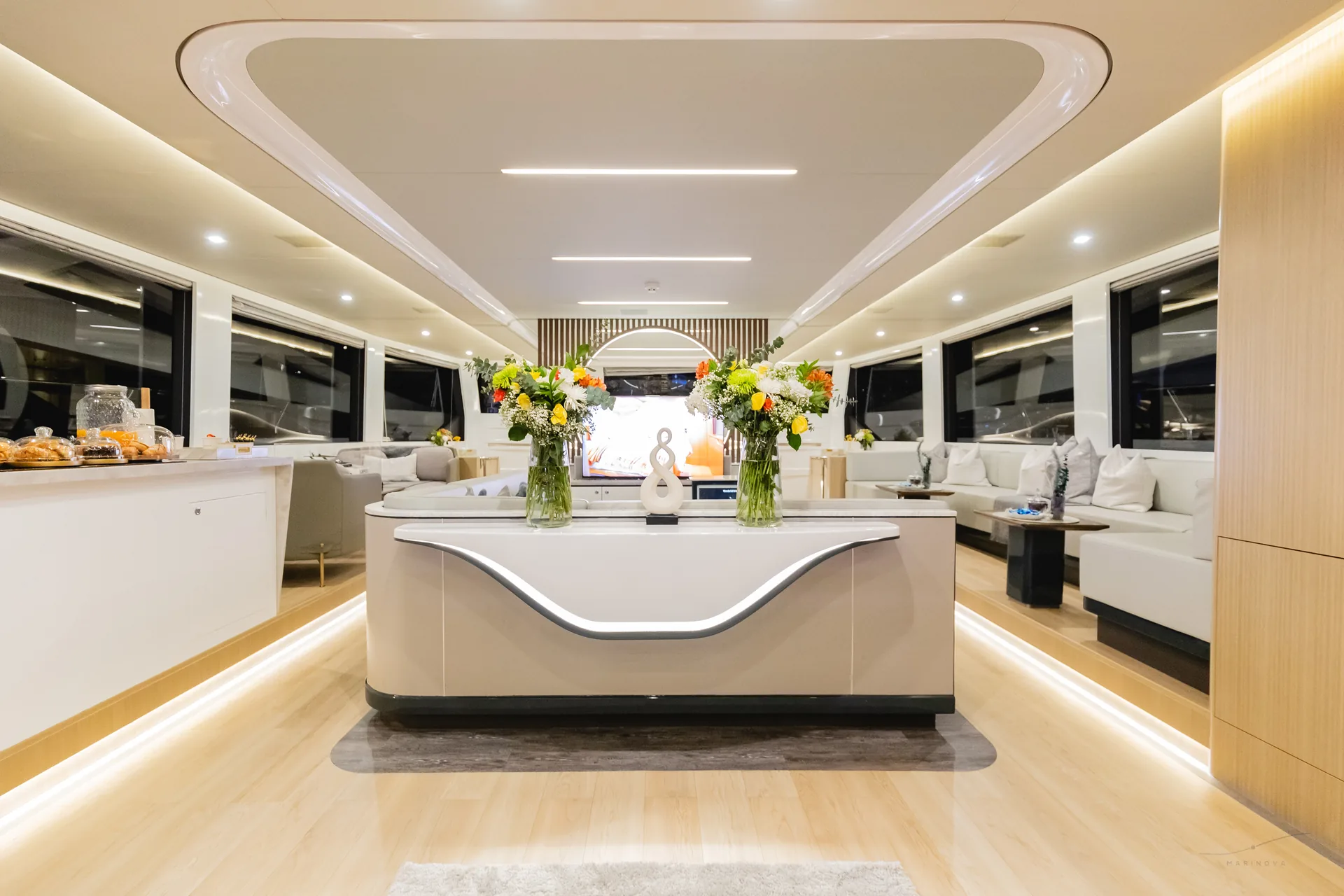 Isla 60 saloon with central island bar