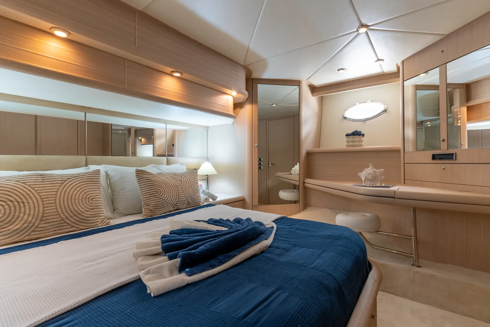 Java 64 master cabin