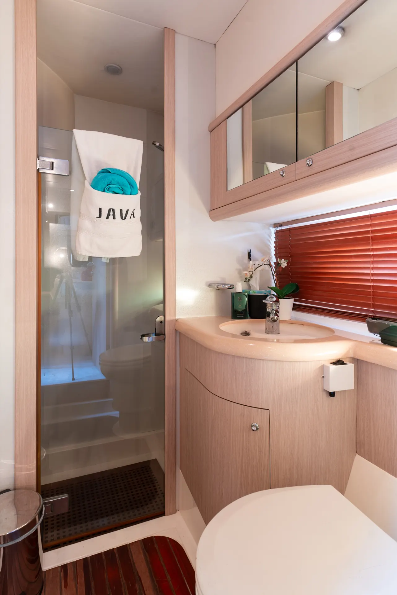 Java 64 en-suite bathroom