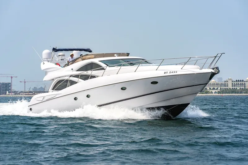 Marinova Java 64，64 英尺游艇，可容纳 20 人，从迪拜 Dubai Marina 出发。