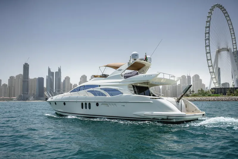 Marinova Lucky Star 62，62 英尺游艇，可容纳 25 人，从迪拜 Dubai Harbour 出发。