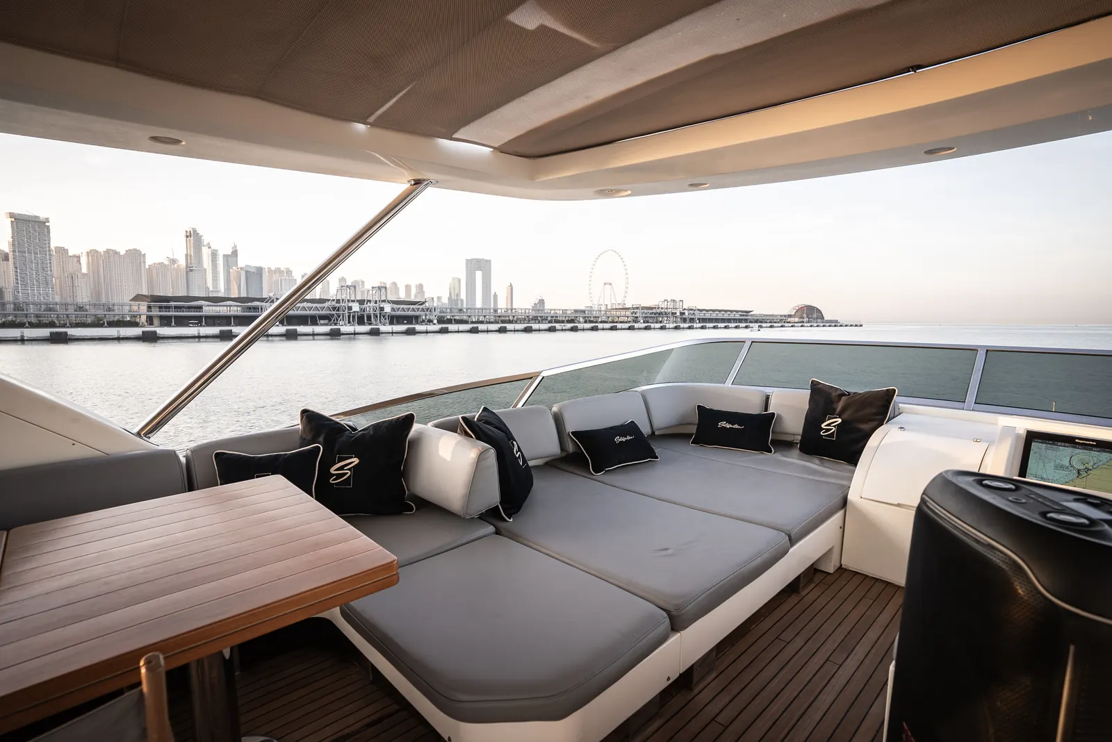 Platinum 88 flybridge lounge