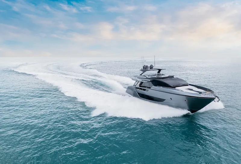 Marinova Riva 82，82 英尺游艇，可容纳 16 人，从迪拜 Dubai Harbour 出发。