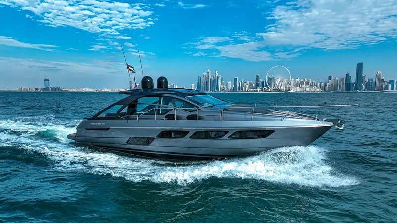 Marinova Shark 52，52 英尺游艇，可容纳 8 人，从迪拜 Dubai Harbour 出发。