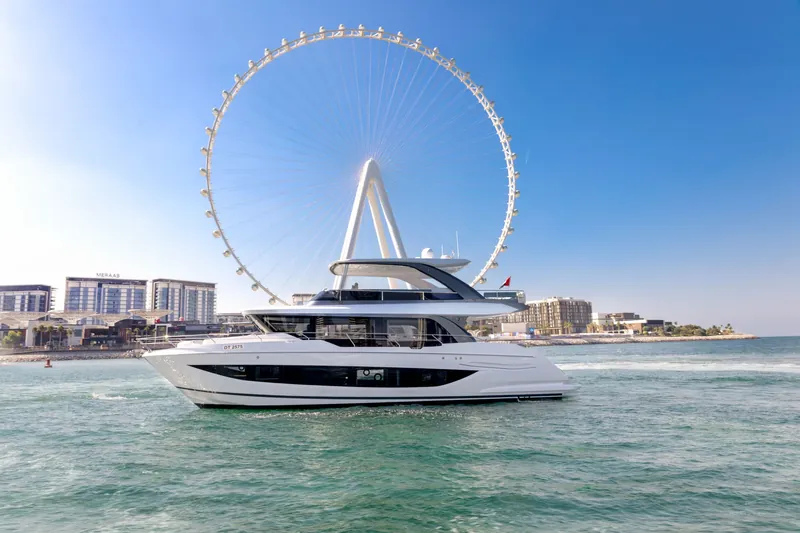 Marinova Vela 63，63 英尺游艇，可容纳 25 人，从迪拜 Dubai Harbour 出发。