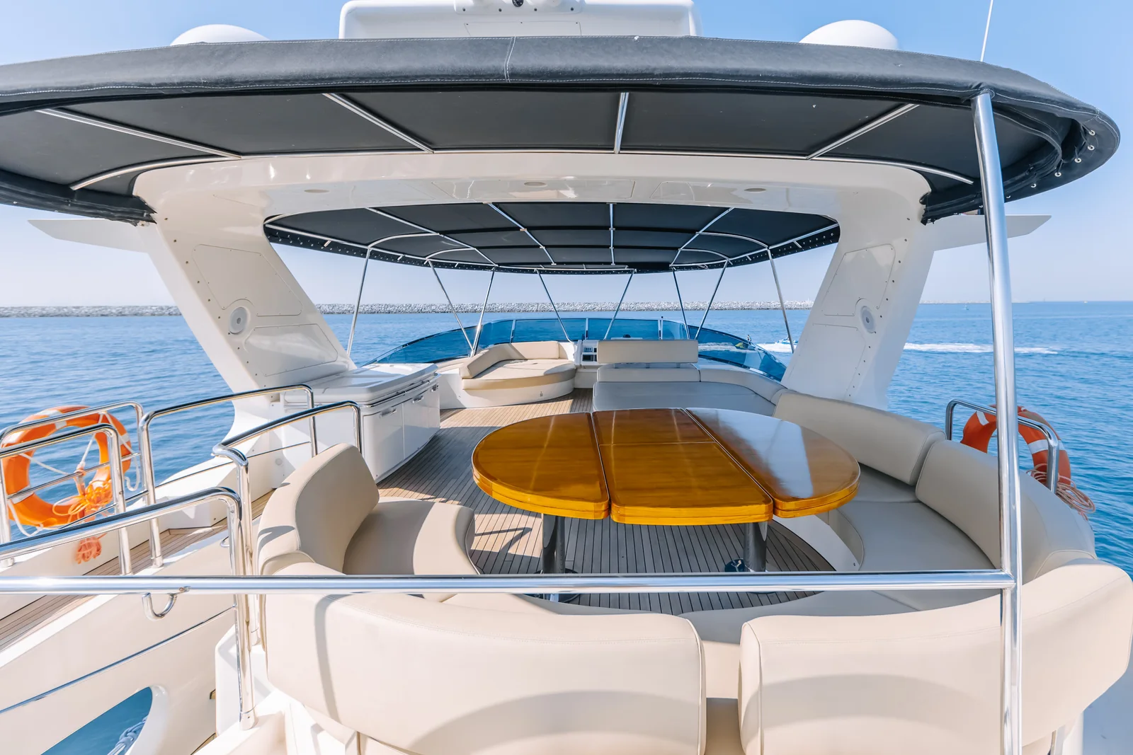 Viktoria 75 flybridge dining