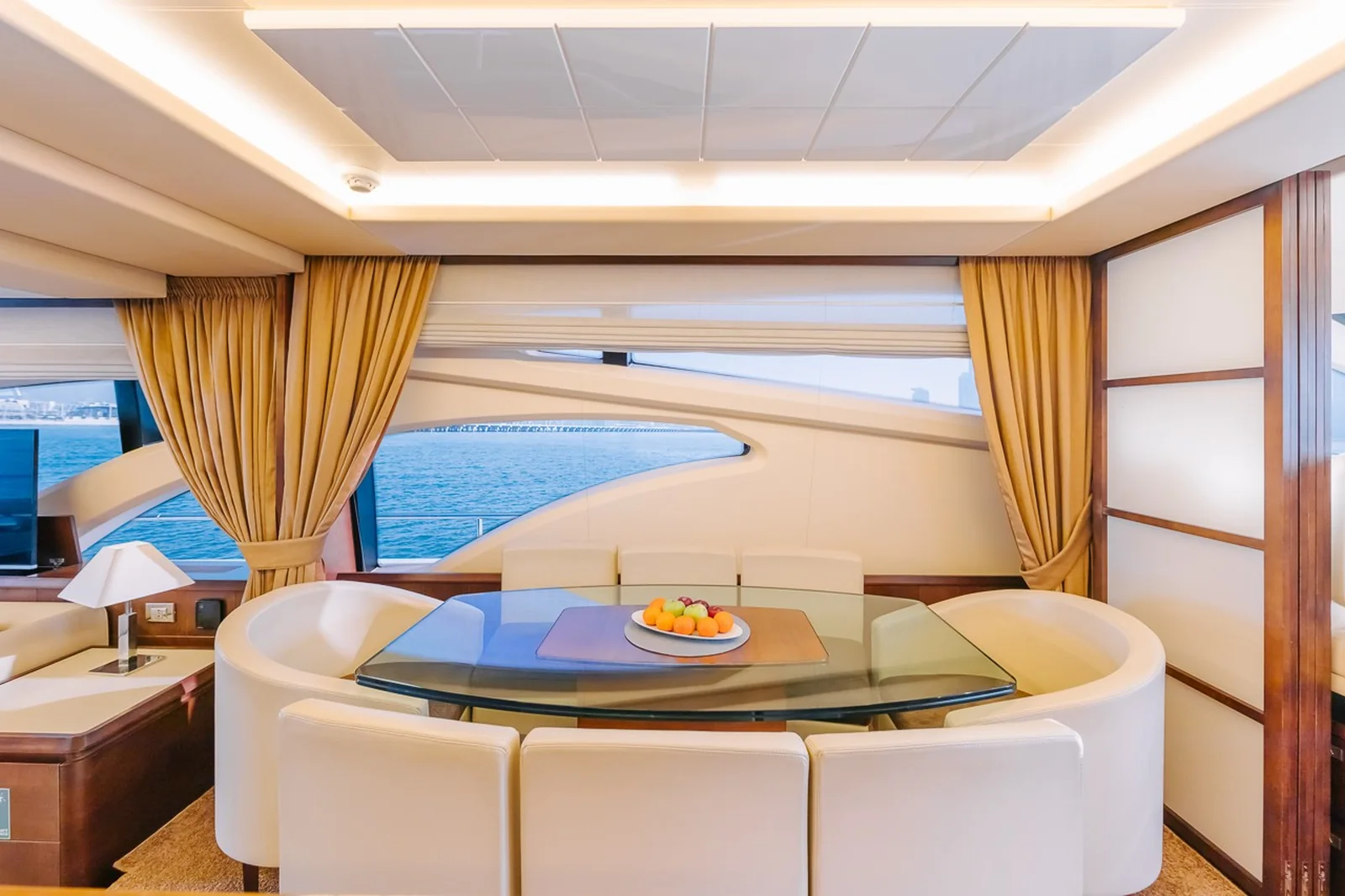 Viktoria 75 saloon dining