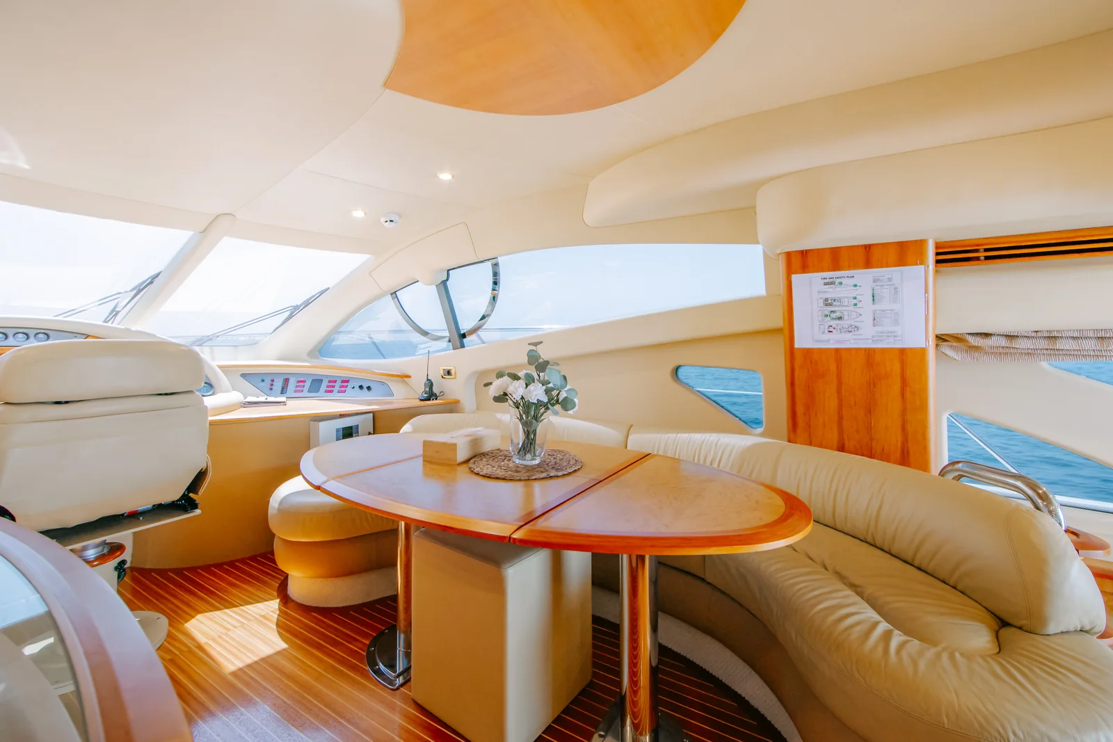 White Pearl 55 saloon dining