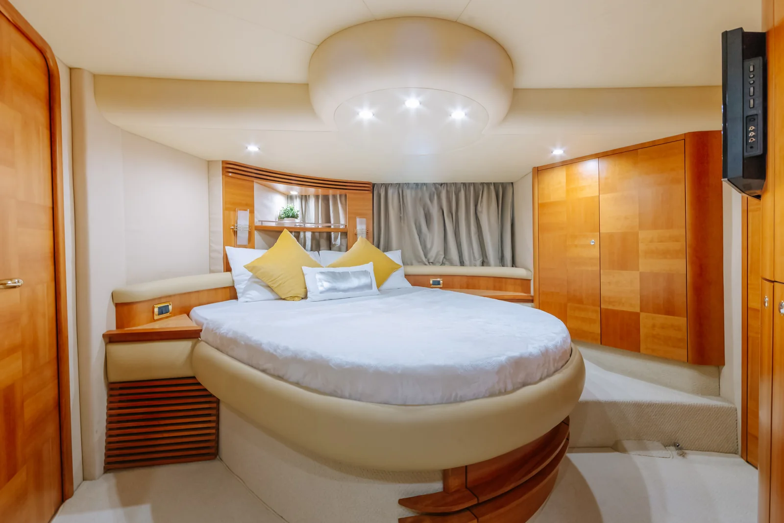 White Pearl 55 master cabin