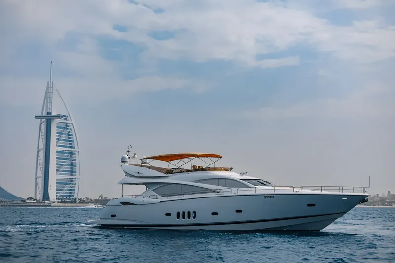 Marinova Why Not 82，82 英尺游艇，可容纳 40 人，从迪拜 Dubai Harbour 出发。
